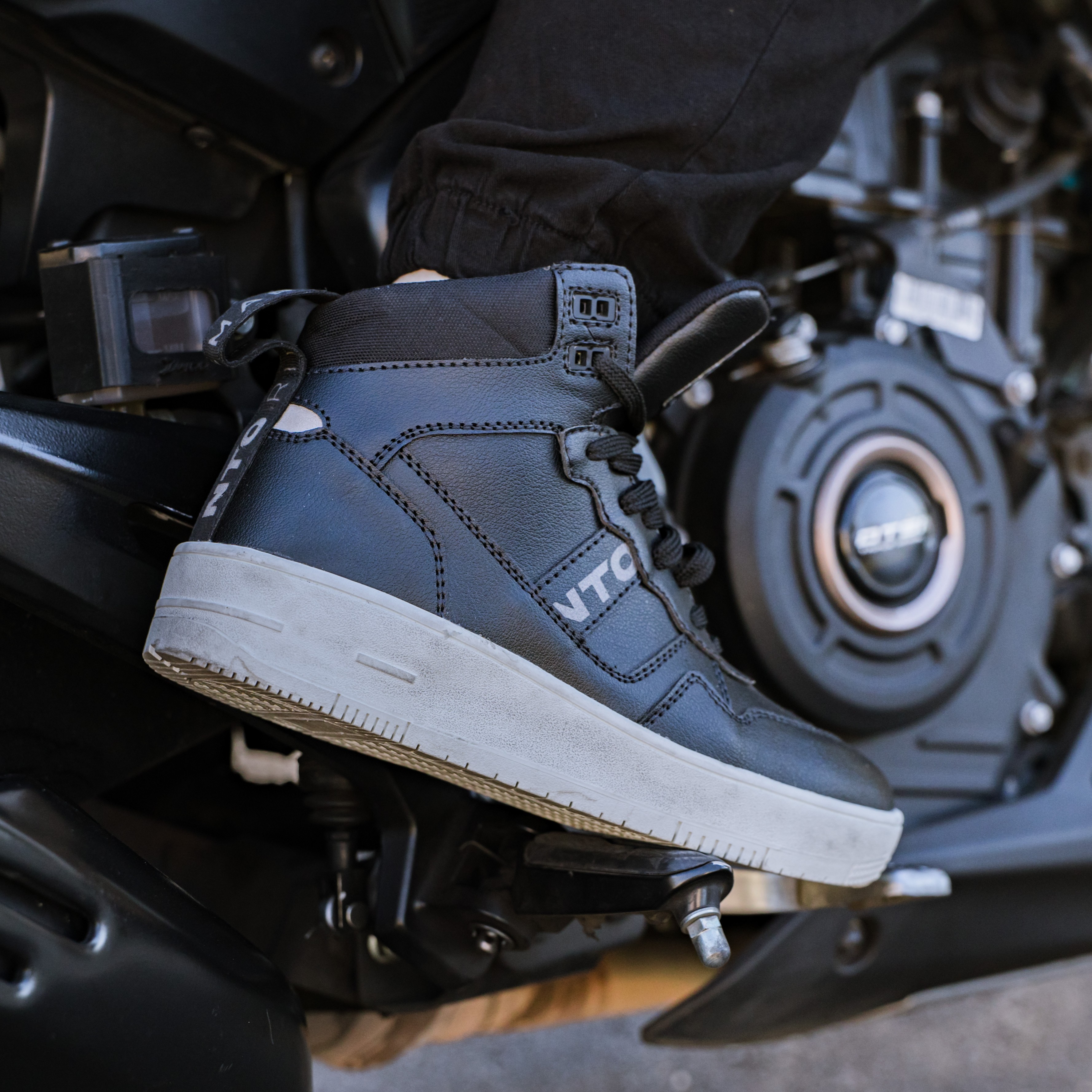 Sneaker NTO Commuter Mujer Negra